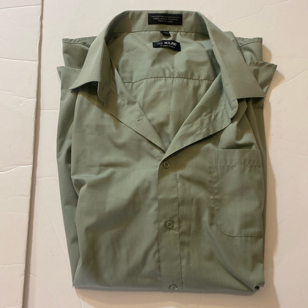 NWOT Milani Green Casual Button Down Shirt with Collared Neckline